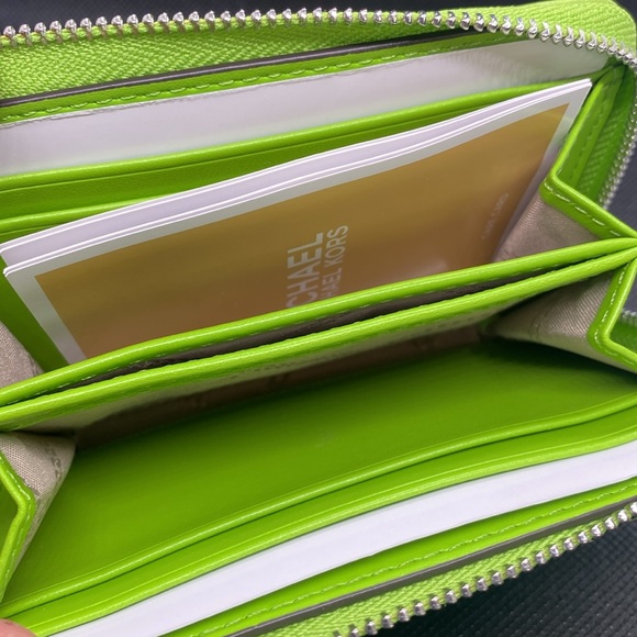 💚MICHAEL KORS💚 Pear Jet Set Small Quilted Leather Zip Around Card Case/NWT - Picture 4 of 8